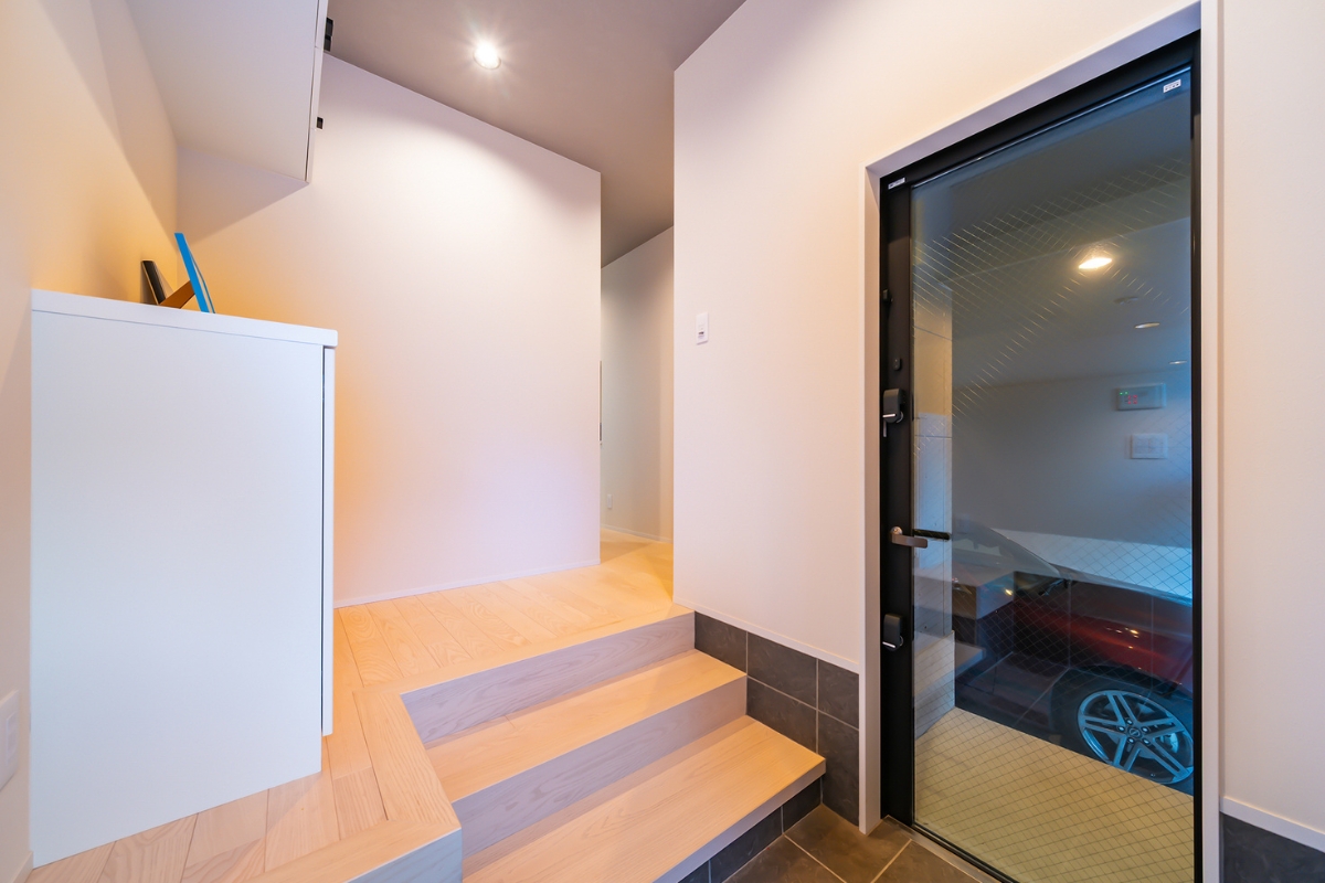 車が見える玄関