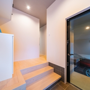 車が見える玄関