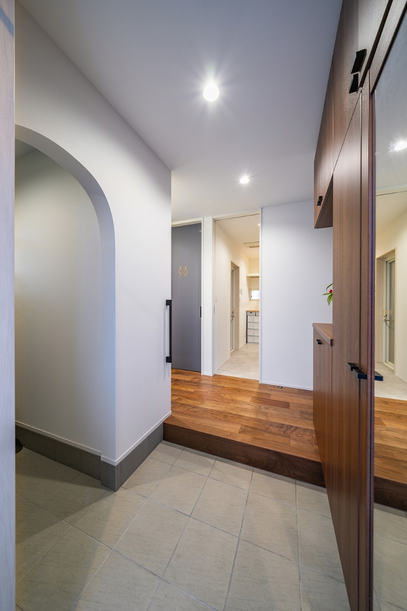 木目を生かした玄関