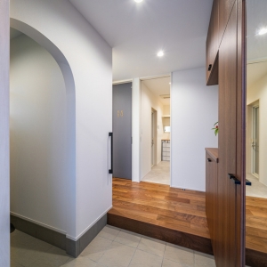 家族がリビングに集まる家