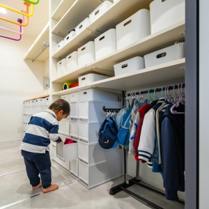 家族がリビングに集まる家