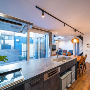 家族がリビングに集まる家