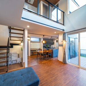 家族がリビングに集まる家