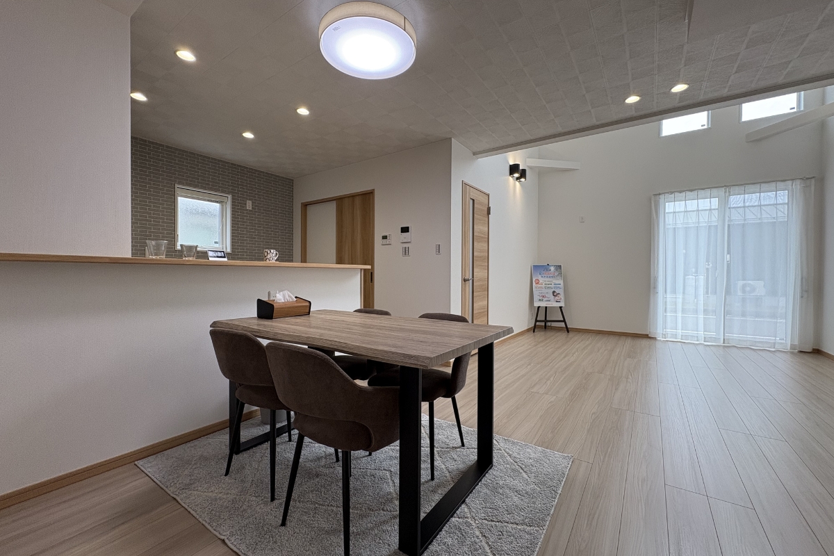 LDK全景 吹抜からの光が降り注ぐ19.5帖の開放LDK