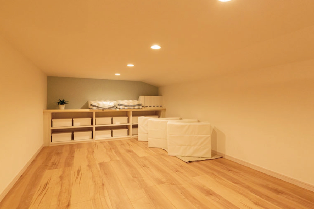 固定階段付の小屋裏収納