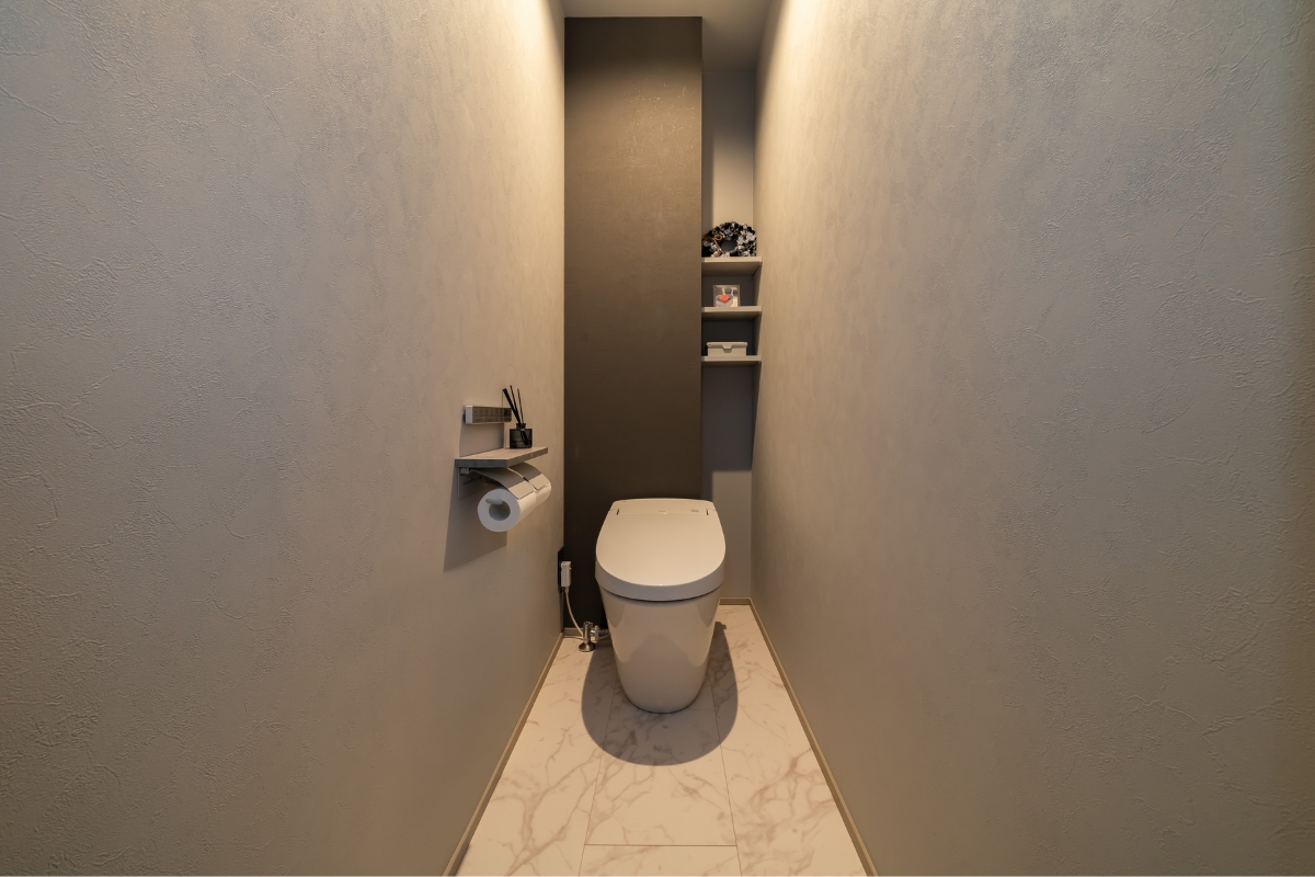 大理石調タイルとダウンライトが上質な陰影をつくる、ホテルライクなトイレ空間 大理石調タイルとダウンライトが上質な陰影をつくる、ホテルライクなトイレ空間