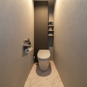 大理石調タイルとダウンライトが上質な陰影をつくる、ホテルライクなトイレ空間 大理石調タイルとダウンライトが上質な陰影をつくる、ホテルライクなトイレ空間