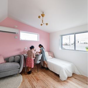 ピンクのアクセントウォールが可愛らしい、勾配天井の子供部屋 ピンクのアクセントウォールが可愛らしい、勾配天井の子供部屋