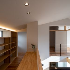 造作本棚と間接照明が本好きの心をくすぐる、2階のライブラリーコーナー 造作本棚と間接照明が本好きの心をくすぐる、2階のライブラリーコーナー