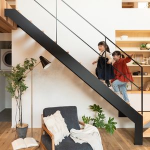 造作本棚とスチール階段が見守る、子供たちが元気に駆け上がる吹き抜けリビング 造作本棚とスチール階段が見守る、子供たちが元気に駆け上がる吹き抜けリビング