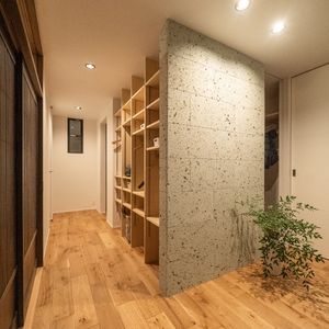 石調の袖壁が空間を仕切る、造作収納付きファミリークローク 石調の袖壁が空間を仕切る、造作収納付きファミリークローク