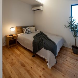 間接照明が優しく灯る、勾配天井のナチュラルな主寝室 間接照明が優しく灯る、勾配天井のナチュラルな主寝室