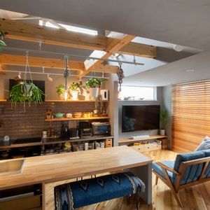 グリーンと木の温もりに包まれた、造作キッチン一体型のLDK全景 グリーンと木の温もりに包まれた、造作キッチン一体型のLDK全景