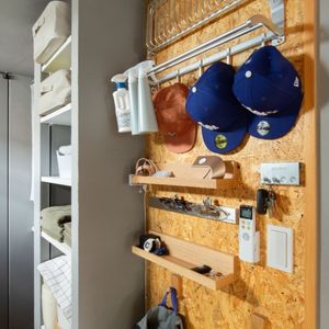 OSB合板のDIY風壁面収納、帽子・鍵・小物を一括管理できる玄関ニッチ OSB合板のDIY風壁面収納、帽子・鍵・小物を一括管理できる玄関ニッチ
