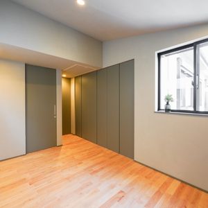 カーキ色の建具でまとめた大容量クローゼットのある、落ち着いた洋室 カーキ色の建具でまとめた大容量クローゼットのある、落ち着いた洋室