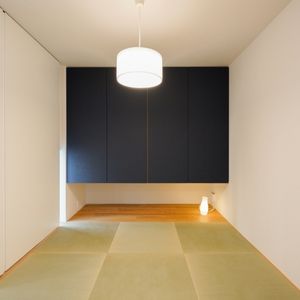 黒の吊り戸棚がモダンな印象を与える、琉球畳の和室 黒の吊り戸棚がモダンな印象を与える、琉球畳の和室