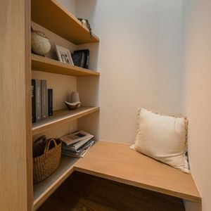 階段下を活かした造作ベンチと本棚、自分だけの読書スペース 階段下を活かした造作ベンチと本棚、自分だけの読書スペース