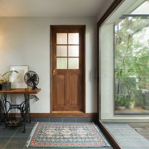 アンティーク家具とペルシャ絨毯が迎える、レトロモダンな玄関ホール アンティーク家具とペルシャ絨毯が迎える、レトロモダンな玄関ホール