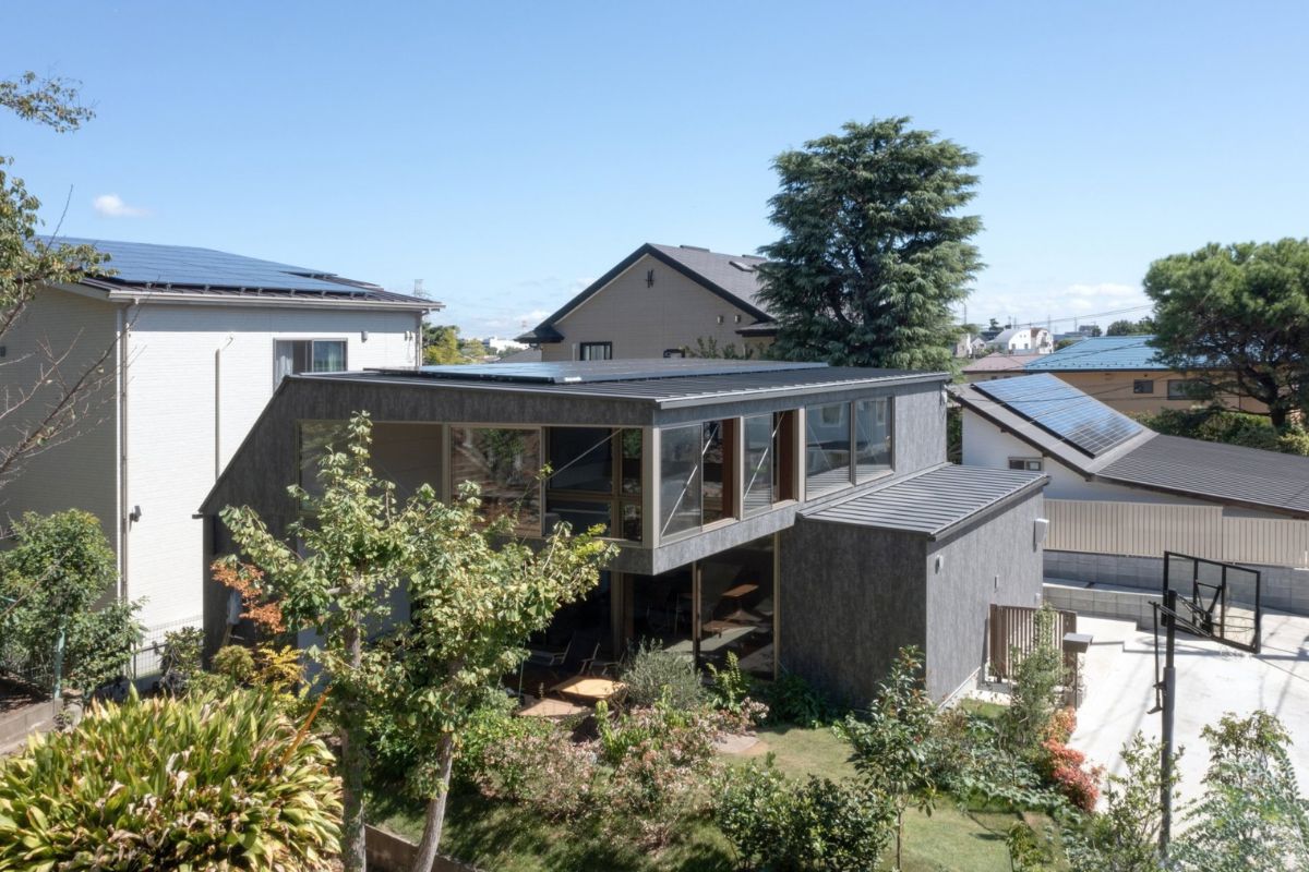 上空から。切妻の片面に6kWの太陽光パネルを載せたZEH住宅