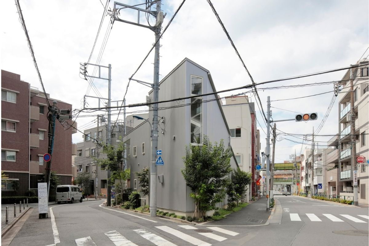 道路からの外観。三角形の敷地に合わせ、角を切り取るような形で建つ 道路からの外観。三角形の敷地に合わせ、角を切り取るような形で建つ