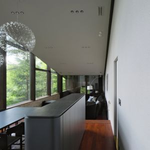 廊下からリビングに至ると、数段下がったリビングへ視線が抜ける 廊下からリビングに至ると、数段下がったリビングへ視線が抜ける