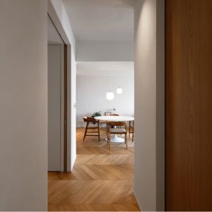 廊下の先にダイニング。床の模様が奥へと視線を導く 廊下の先にダイニング。床の模様が奥へと視線を導く