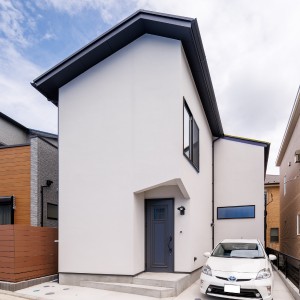 斜めのラインが際立つ、デザイン性と快適さを両立した収納豊富な住まい