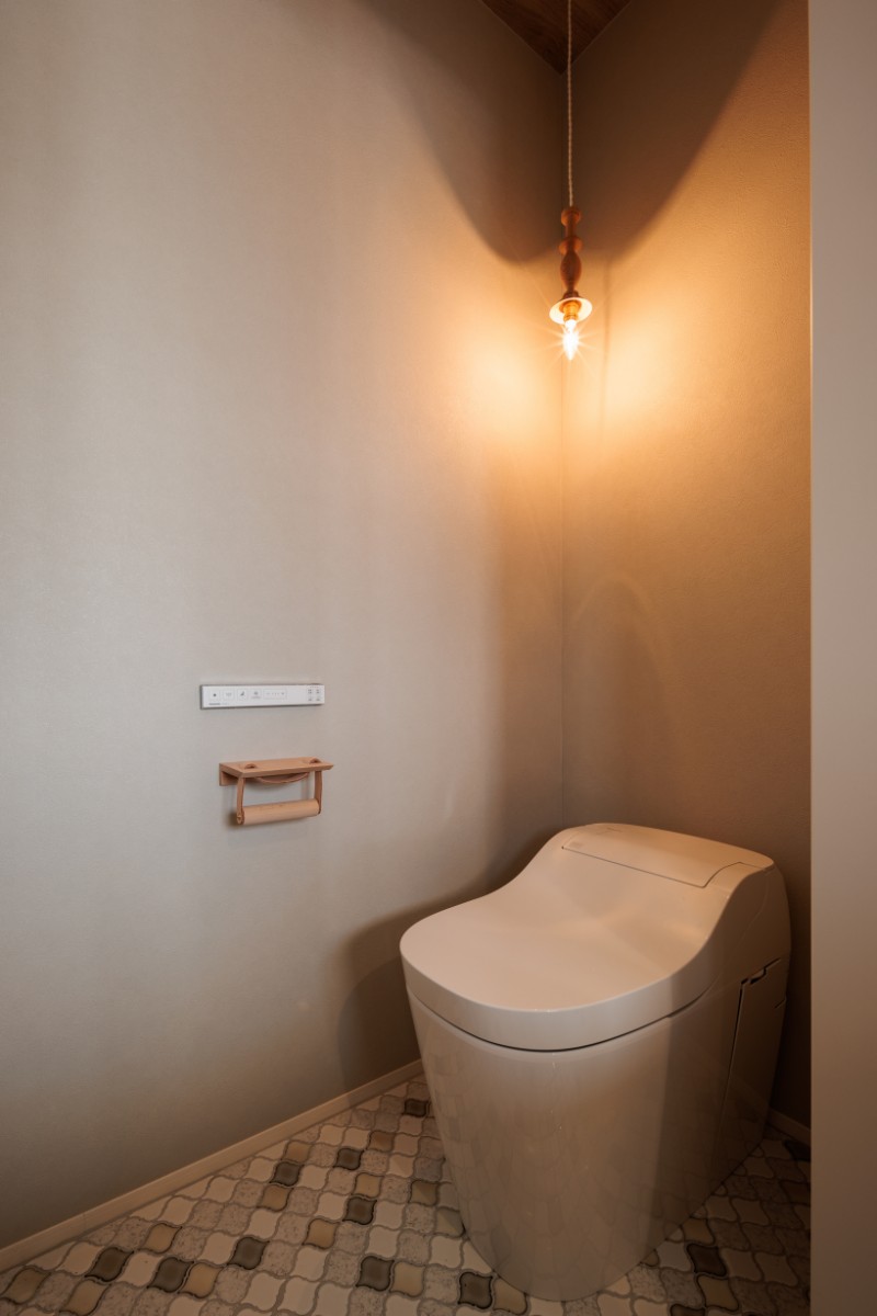 2階トイレは照明も変えて柔らかい印象に仕上げています