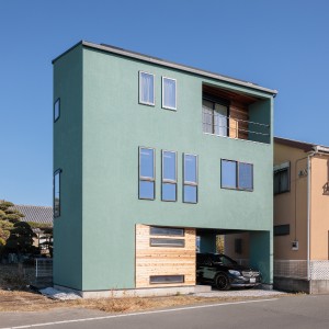 施工事例写真：13坪の狭小地に建つ西海岸風の住まい