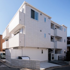 施工事例写真：南恵比寿に立つ白亜の木造3階建て賃貸住宅