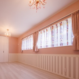 母屋と繋がる家族が行き来する家