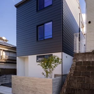 準防木3戸構造による3階建てでも木質を感じられる住まい