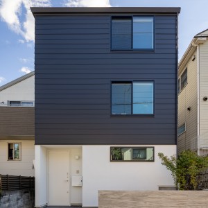 施工事例写真：準防木3戸構造による3階建てでも木質を感じられる住まい
