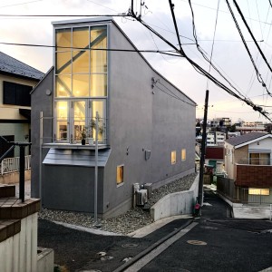 太陽を取り込み視界が広がる木構造の家