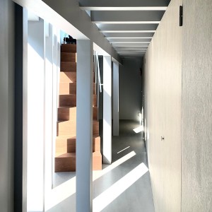 太陽を取り込み視界が広がる木構造の家