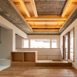 都会の中心に建つ和モダンが美しい住まい内外に配置した格子で「線」を強調したデザイン住宅