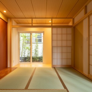 都会の中心に建つ和モダンが美しい住まい内外に配置した格子で「線」を強調したデザイン住宅