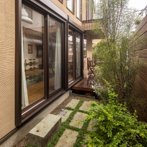 都会の中心に建つ和モダンが美しい住まい内外に配置した格子で「線」を強調したデザイン住宅