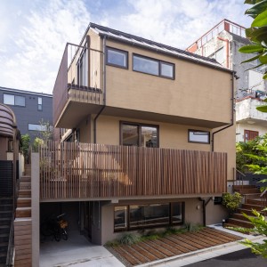 施工事例写真：都会の中心に建つ和モダンが美しい住まい内外に配置した格子で「線」を強調したデザイン住宅
