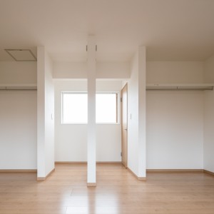 勾配天井の吹き抜けで開放感LDK　家族が行き来しやすい動線や使いやすい収納のある家