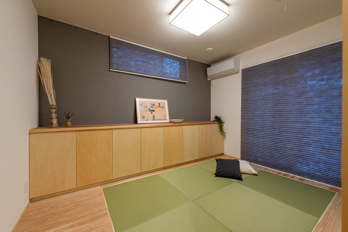 琉球風畳と造作家具でモダンな和室に。