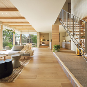 木質感あふれる内装