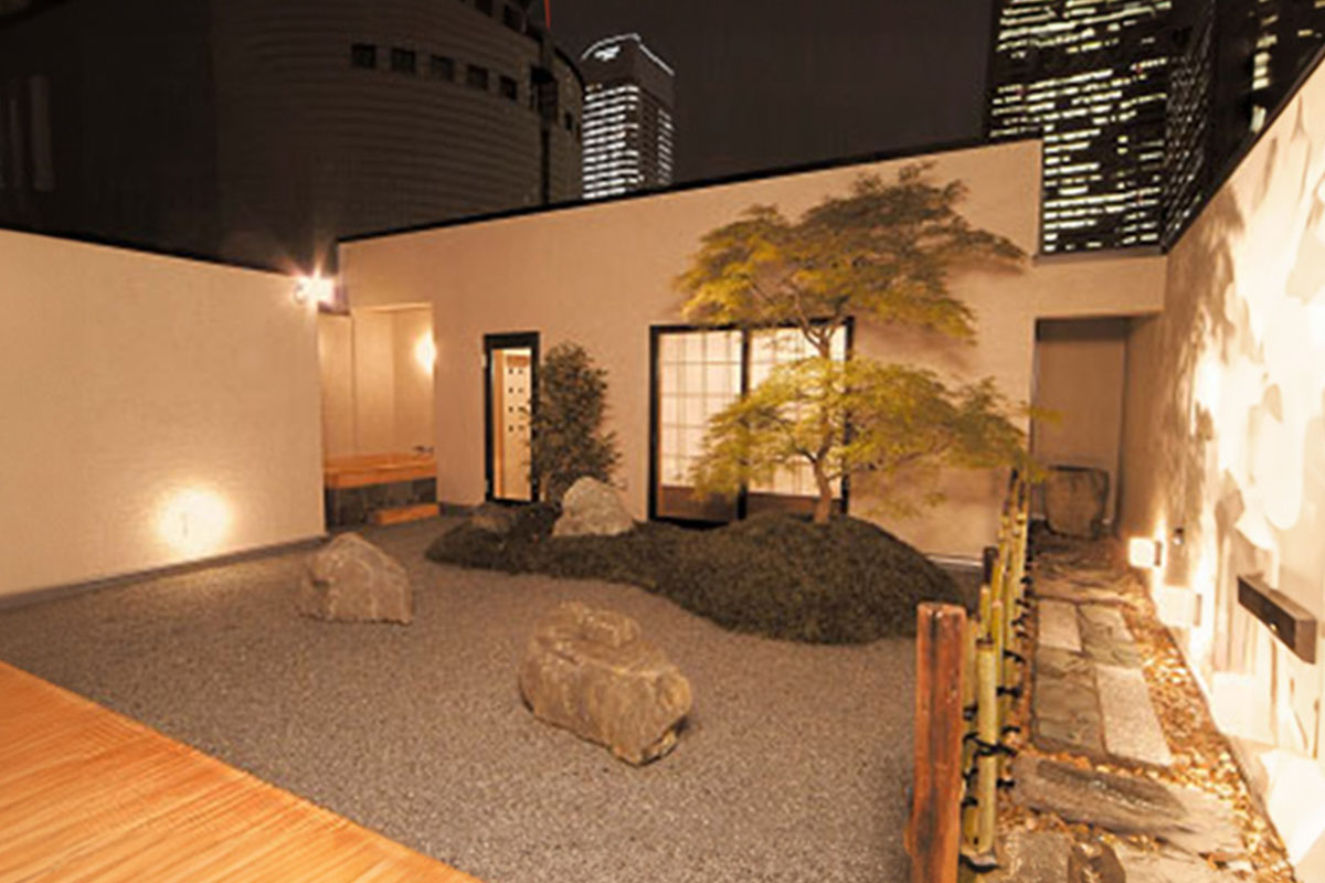贅沢な屋上空間　日本庭園を思わせる屋上庭園