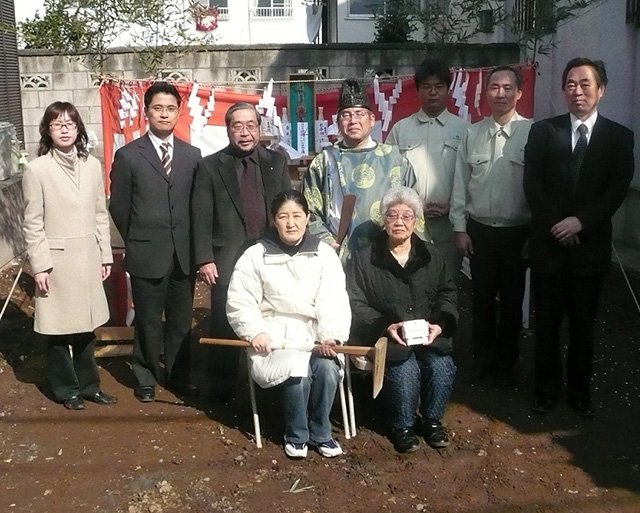 狭い土地ながらめでたい地鎮祭(天野彰）