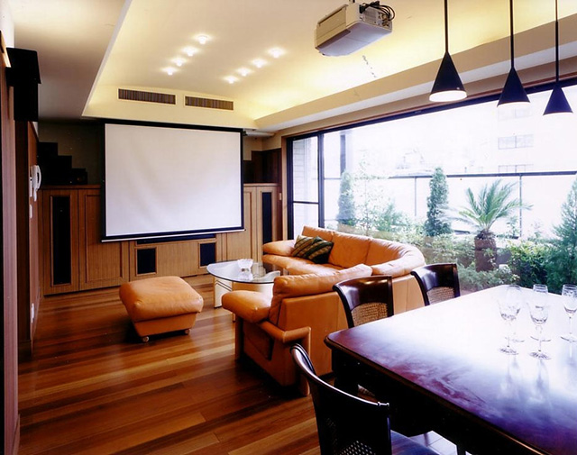 漆喰と木で、ホームシアターや優しい間接照明のI様邸
