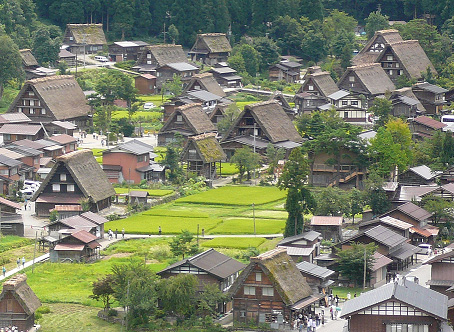 営々と300余年も続く大家族の家　白川郷合掌造り（写真：天野彰）