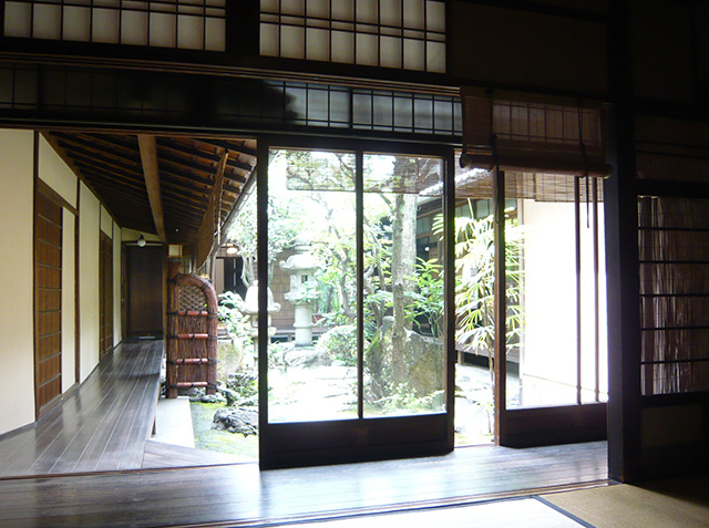 写真:京の町家の中庭情景(写真:天野彰)
