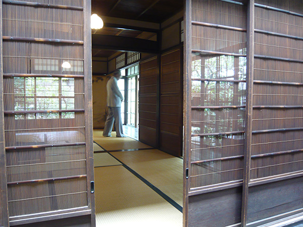 写真：日射を避け、風を呼び込む簀戸の京都の家（写真：天野彰）