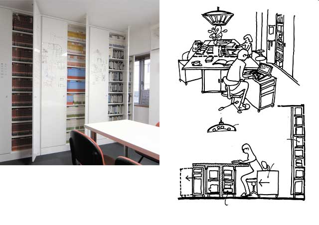 右：天井までの収納棚開けると中がすべて見えて確認できる本棚　左：テーブルの後ろに取りあえずの剥き出しなんでも棚（写真・画：天野彰）