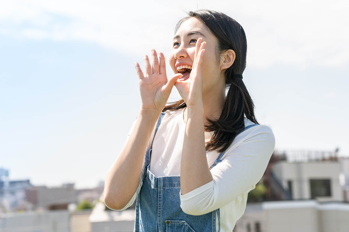 【自然災害】【災害イメージ】応援する女性